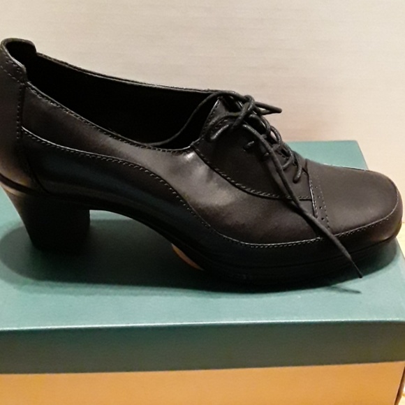 Clarks Women  Shoes - Picture 3 of 5